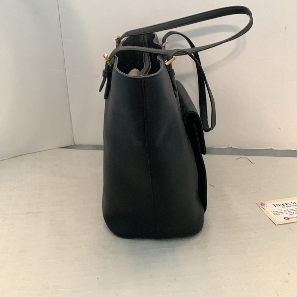 Michael Kors Jet Set Medium Black
Saffiano Leather Tote - Picture 5 of 8